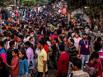 Un mercado lleno de gente en Nueva Delhi, India.