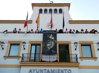 La polémica taurina en Sanse por la colocación de la lona del Cristo en el balcón del Ayuntamiento