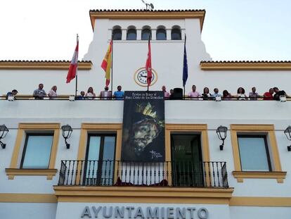 La polémica taurina en Sanse por la colocación de la lona del Cristo en el balcón del Ayuntamiento
