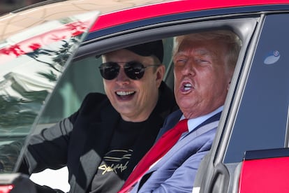 El presidente Donald Trump y Elon Musk, este martes en un Tesla frente a la Casa Blanca.