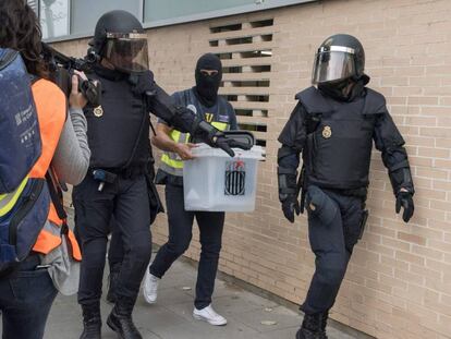 National Police officers confiscating a ballot box in Lleida, Catalonia.
