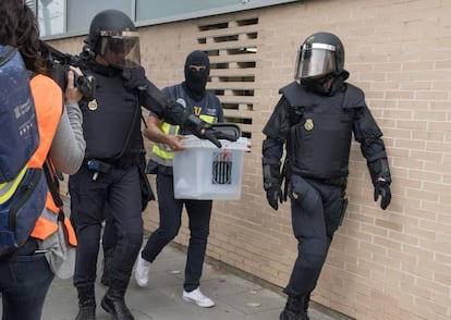 National Police officers confiscating a ballot box in Lleida, Catalonia.