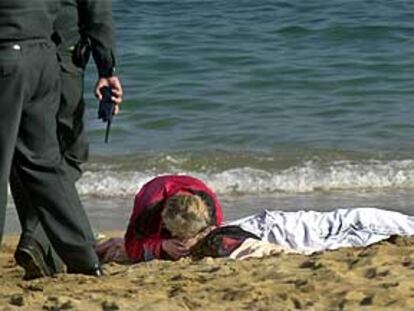 Un muerto en la playa de Peñíscola al estrellarse un ultraligero