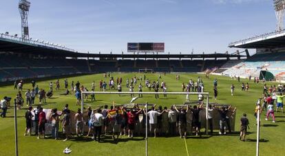 Aficionados del Salamanca fuerzan la entrada del estadio Helmántico para despedirse del desaparecido UD Salamanca