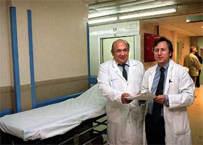 Los doctores Eduardo Jaurrieta y Pablo Moreno, en un pasillo de urgencias del hospital de Bellvitge.