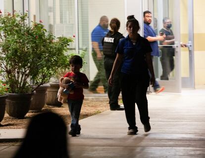 Más de una docena de niños resultaron heridos en el ataque. En la escuela primaria Robb, casi el 90% de sus 500 alumnos son hispanos procedentes de familias de recursos económicos modestos.