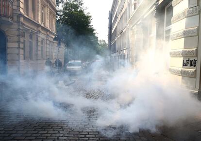 Pessoas caminham em meio à fumaça de gás lacrimogêneo lançado para reprimir manifestantes contrários à reunião do G20 em Hamburgo, na Alemanha.