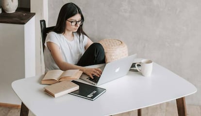 Chica con un MacBook