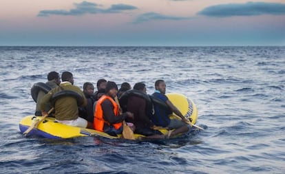 Un grupo de inmigrantes localizados en un 'toy' en El Estrecho, en una imagen de archivo.