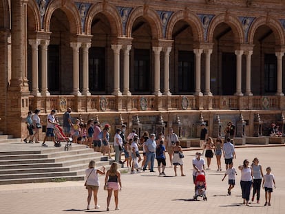 Turistas en la plaza de España de Sevilla, el pasado 3 de septiembre.