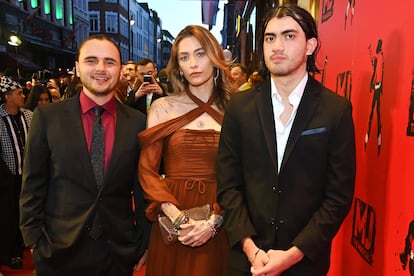 Prince Jackson, Paris Jackson y Bigi Jackson en la presentación de 'MJ: The Musical' en el Prince Edward Theatre el 27 de marzo de 2024 en Londres, Inglaterra.