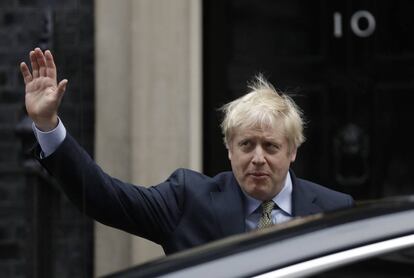 O primeiro-ministro británico, Boris Johnson, a caminho do palácio de Buckingham após vencer as eleições.