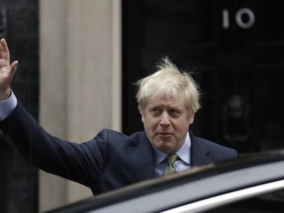 O primeiro-ministro británico, Boris Johnson, a caminho do palácio de Buckingham após vencer as eleições.