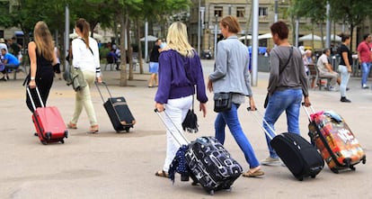 Turistas caminan por la Barceloneta, en Barcelona. 