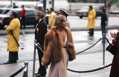 El Halston plisado de Lauren Hutton (1975). En los Oscar de 1975, Lauren Hutton deslumbró con un vestido que combinaba tonos suaves en una silueta de diosa griega. Halston, conocido por sus diseños innovadores, apodó este conjunto como el "vestido helado" debido a sus colores pastel que evocaban sabores de helado. Aunque Hutton no era fanática de las tendencias, este ‘look’ se ha convertido en un referente de elegancia atemporal.