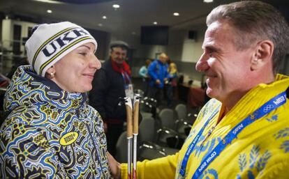Sergey Bubka habla con la medellaista ucraniana Olena Pidhrushna