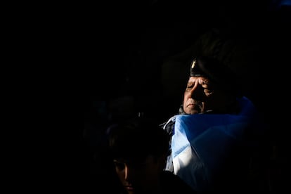 Un militar avanza durante el desfile.