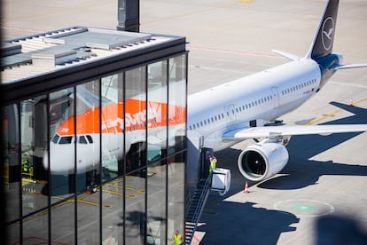 Un avión de Lufthansa en el aeropuerto de Berlín, con el reflejo de un avión de EasyJet en el cristal.