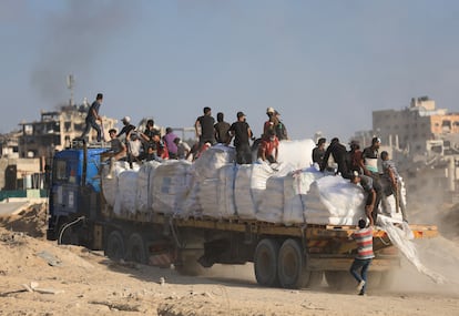 Entrada de un camión con ayuda humanitaria en Beit Lahia, en el norte de la franja de Gaza, el 25 de junio de 2025. 