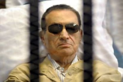 Foto de archivo de Hosni Mubarak en el juicio de 2012.