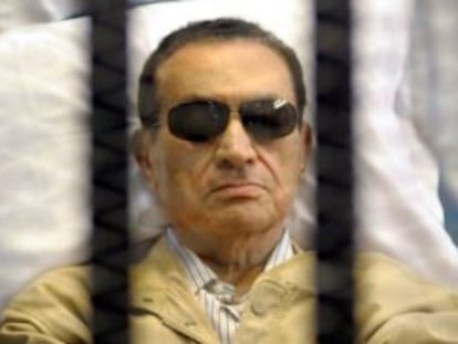 Foto de archivo de Hosni Mubarak en el juicio de 2012.