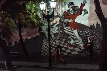 Mural con una estatua de Roberto Goyeneche, un famoso artista de tango, en Buenos Aires,