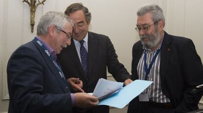 Los secretarios generales de CC OO, Ignacio Fern&aacute;ndez Toxo, y UGT, C&aacute;ndido M&eacute;ndez, conversando con el presidente de la CEOE, Juan Rosell.