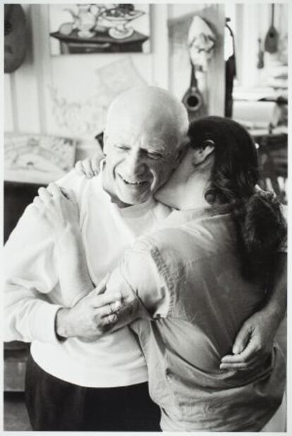 Picasso y Jacqueline abrazándose en La Californie.