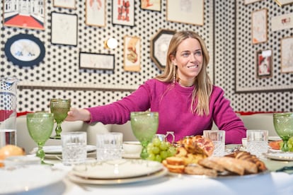 María Gálvez, más conocida en redes como @goutdhestia, posa con algunos de los platos del desayuno de ‘Canopy’, en Madrid.