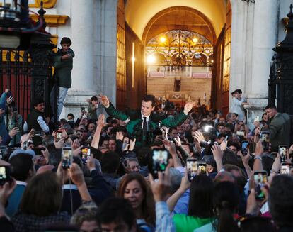 Daniel Luque, a hombros, por la Puerta de Príncipe de La Maestranza de Sevilla.