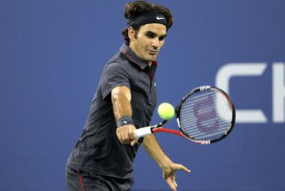 Federer devuelve un golpe a Tsonga en su enfrentamiento en los cuartos de final.