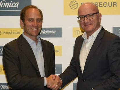 Christian Gut y Ángel Vilá, consejeros delegados de Prosegur y Telefónica, respectivamente, en la firma de la primera alianza.