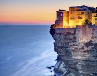 Acantilado en la costa de Bonifacio, al sur de la isla francesa de Córcega.