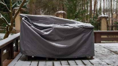 Ideales para proteger los muebles de la terraza de la nieve, el frío y la lluvia durante el invierno. GETTY IMAGES.