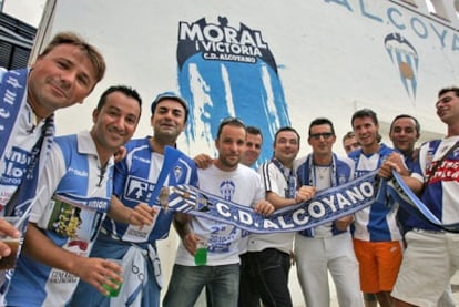 Seguidores del Alcoyano, expectantes ante la vuelta de su equipo a Segunda.