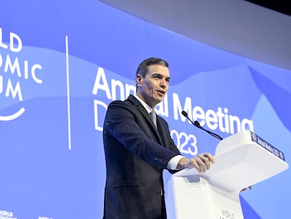 El presidente del Gobierno español, Pedro Sánchez, se dirige a los participantes en el Foro Económico Mundial de Davos (Suiza), este miércoles.