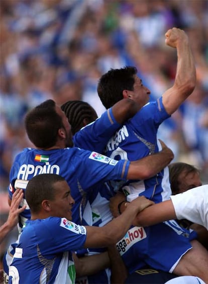 Los jugadores del Málaga celebran la vuelta a Primera.