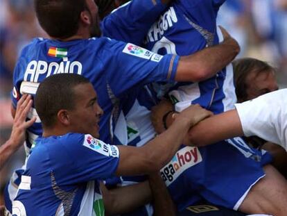 Los jugadores del Málaga celebran la vuelta a Primera.