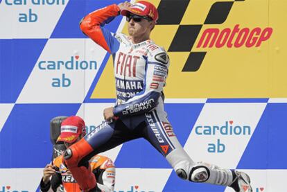 Jorge Lorenzo celebra en el podio su triunfo en el circuito de la República Checa.