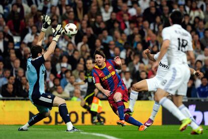 Una oportunidad para el Barça. Messi falla intentando una vaselina que Casillas detiene sin problemas.