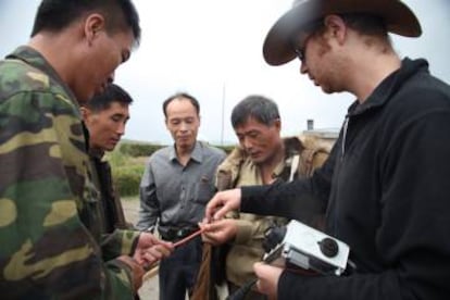 El equipo científico instalando los sismómetros en el Paektu. En el extremo derecho, James Hammond