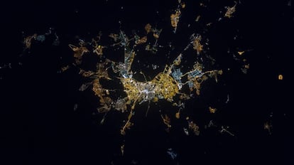 A cidade de Granada à noite, vista do espaço