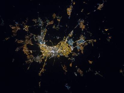 A cidade de Granada à noite, vista do espaço