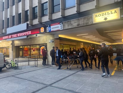 Operarios de la funeraria sacan el cadáver de la mujer que ha sido hallada muerta este martes en un edificio de la calle de la Princesa, en Madrid.