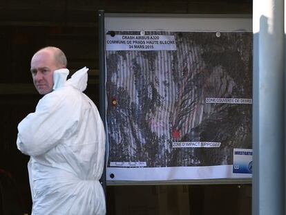 Un policia davant un mapa topogràfic del lloc del sinistre de Germanwings.