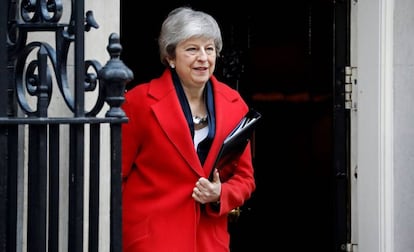 A primeira-ministra de Reino Unido, Theresa May, saindo de Downing Street nesta terça-feira rumo à Câmara dos Comuns.