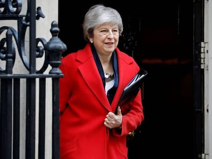 A primeira-ministra de Reino Unido, Theresa May, saindo de Downing Street nesta terça-feira rumo à Câmara dos Comuns.