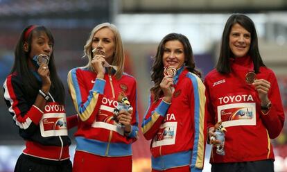 Ruth Beitia, a la derecha, en el podio con la medalla de bronce.