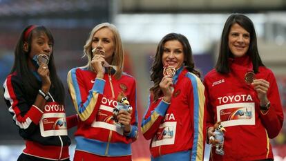 Ruth Beitia, a la derecha, en el podio con la medalla de bronce.