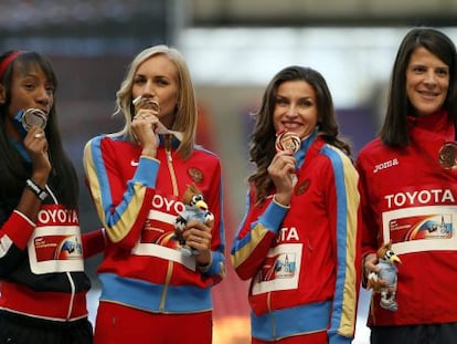 Ruth Beitia, a la derecha, en el podio con la medalla de bronce.